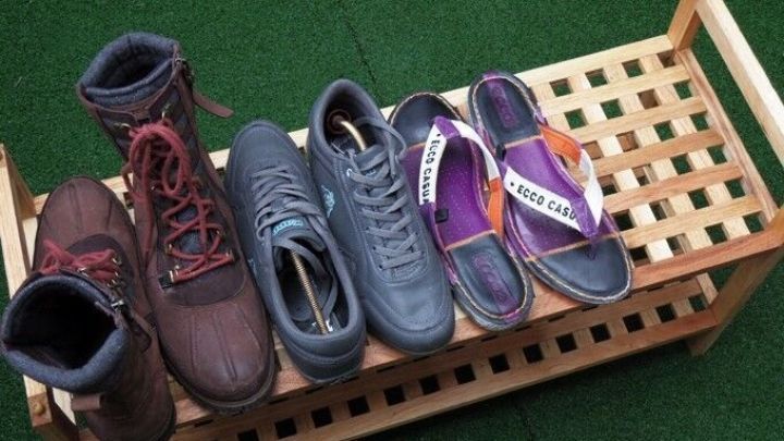 Ein Schuhregal zeigt verschiedene Schuharten, die ordentlich aufgereiht sind und Platz im Schuhschrank optimieren.