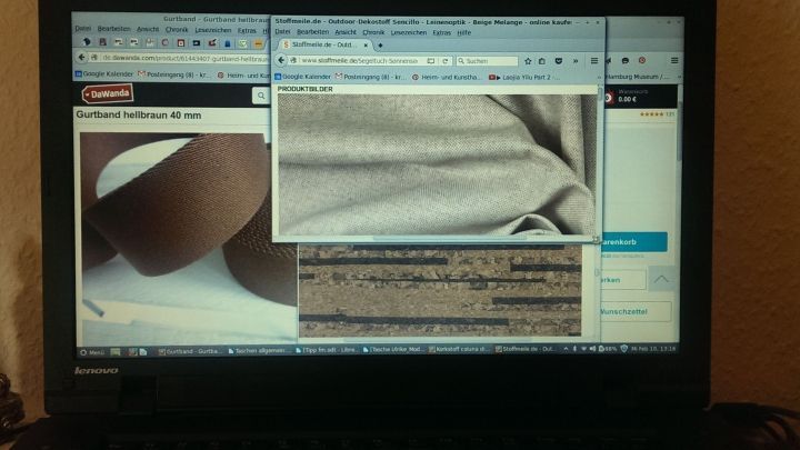 Ein Laptop zeigt verschiedene Stoffmuster an, w&auml;hrend der Benutzer den Computer zur Auswahl des Stoffes nutzt.