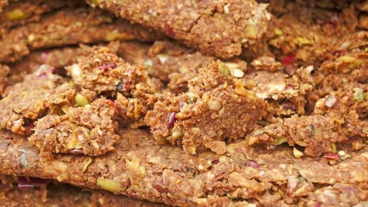 Kekse aus Trester sind auf einem Teller angerichtet, die br&ouml;selige Textur zeigt ihre originelle Verwendung in der K&uuml;che.