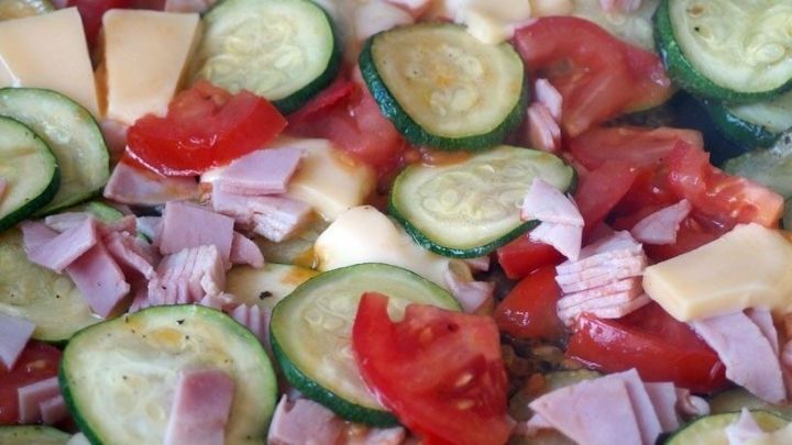 Zucchini, Tomaten, Schinken und K&auml;se werden in einer Pfanne gekocht und sorgen f&uuml;r ein schnelles Mittagessen.