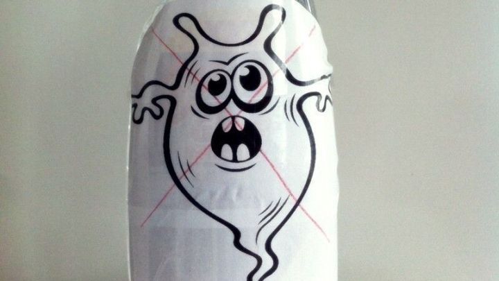 Ein Spr&uuml;hflasche mit einem lustigen Monstersymbol stellt das Anti-Monster-Spray f&uuml;r Kinder dar, das in einem hellen Raum steht.