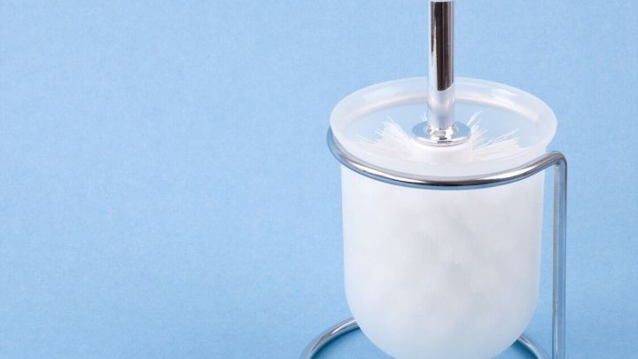 Ein Beh&auml;lter mit einem langen Stiel wird in einer Halterung gezeigt, um Geruch im stillen &Ouml;rtchen zu vermeiden.