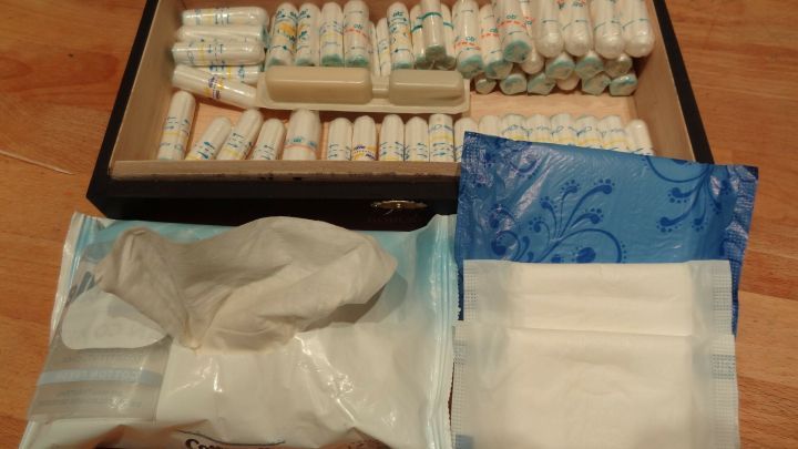 Eine Box enth&auml;lt zahlreiche Fl&auml;schchen, w&auml;hrend Hygienepads und T&uuml;cher f&uuml;r die Behandlung von vaginalen Pilzinfektionen bereitliegen.