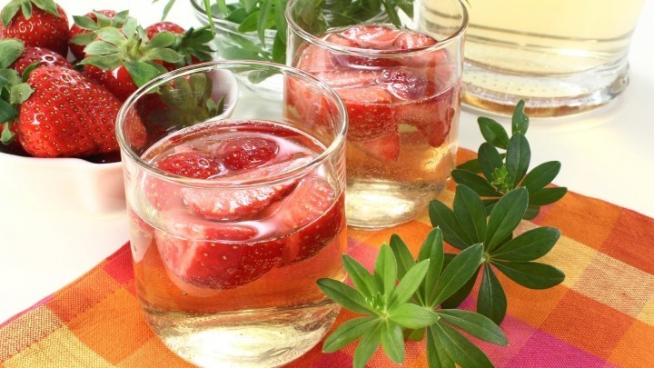 Sehr leckere Maibowle mit Erdbeeren - Rezept | Frag Mutti