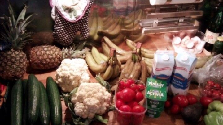 Ein K&uuml;hlschrank ist gef&uuml;llt mit frischem Gem&uuml;se und Obst, um Lebensmittelverschwendung zu reduzieren und zu teilen.