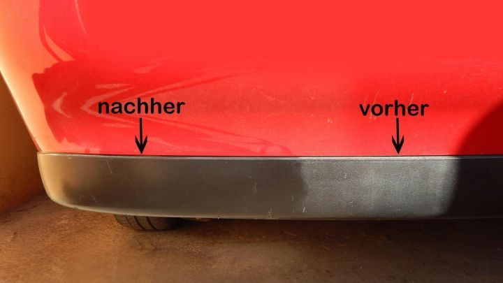 Ein rotes Auto zeigt den Zustand eines Schadens, mit Hinweisen &bdquo;vorher&ldquo; und &bdquo;nachher&ldquo; f&uuml;r den Reparaturvergleich.