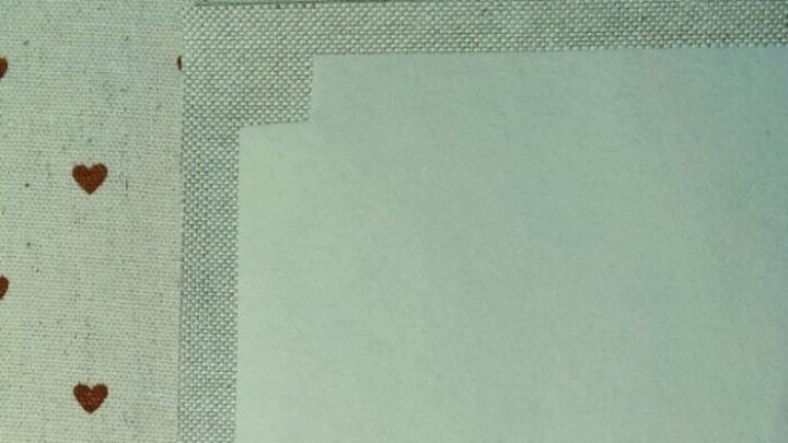 Vlieseline mit braunen Herzen wird auf einer Fl&auml;che geformt, um Ecken zu verst&auml;rken und stabilisieren.