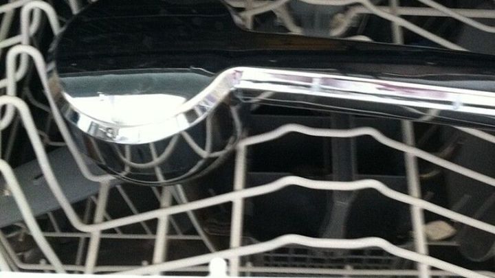 Ein spezieller L&ouml;ffel liegt im Geschirrsp&uuml;ler, um alternative Nutzungsm&ouml;glichkeiten zu demonstrieren.