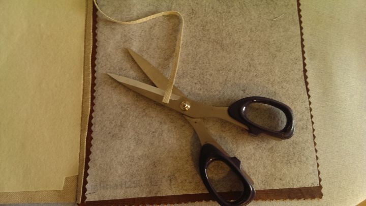 Scheren schneiden durch einen Stoffrest, w&auml;hrend ein Ma&szlig;band daneben liegt. Es handelt sich um Schneidetechniken.