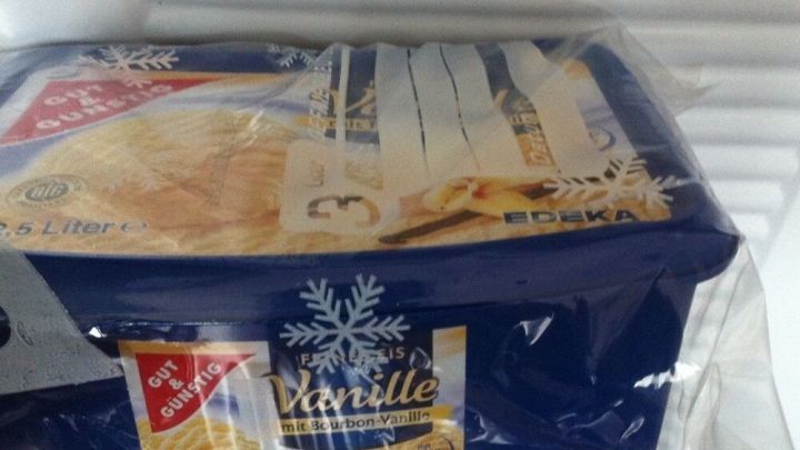 Eine gefrorene Eiscreme-Packung liegt sauber verpackt im Gefrierfach, um die Eiscreme immer soft zu halten.