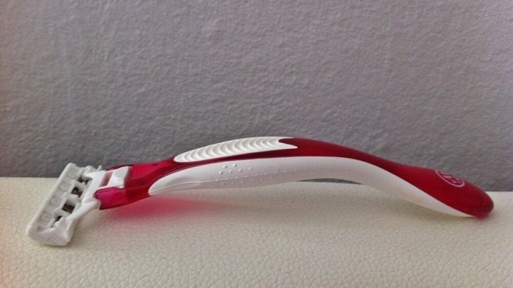 Ein Rasierer liegt auf einer hellen Oberfl&auml;che und wartet darauf, mit Alkohol gereinigt zu werden.