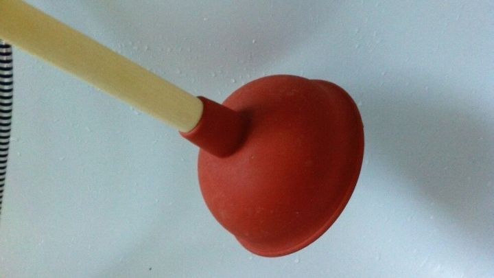 Eine Saugglocke liegt auf einer wei&szlig;en Oberfl&auml;che, bereit, verwendet zu werden, um Verstopfungen zu reinigen.