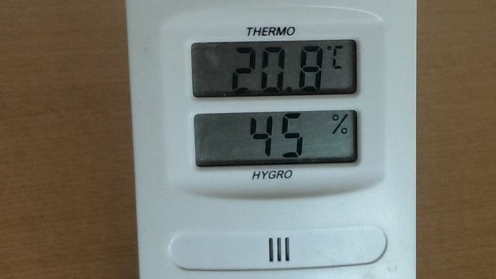 Ein Luftbefeuchter zeigt eine Temperatur von 20,8 &deg;C und eine Luftfeuchtigkeit von 45 % in einem Raum an.
