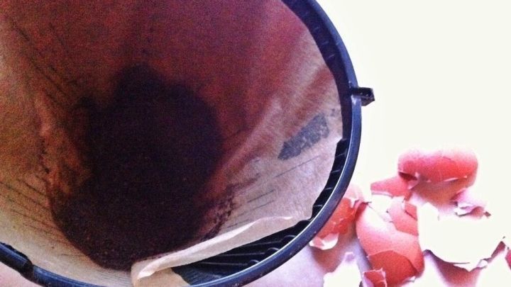 Eine Kaffeefiltert&uuml;te mit Kaffeesatz und Eierschalen liegt daneben, um bitteren Kaffee zu reduzieren.