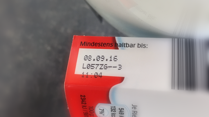 Auf einer Verpackung steht das Mindesthaltbarkeitsdatum. Der Aufdruck zeigt das Datum 08.09.16 an.