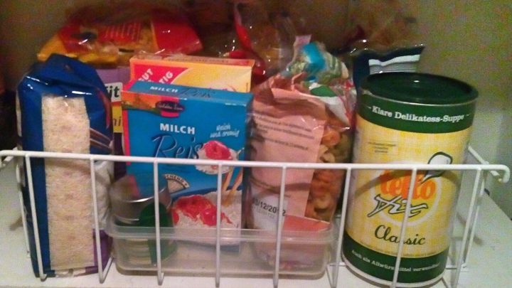 Ein Drahtkorb enth&auml;lt diverse Lebensmittelverpackungen, die ordentlich im Regal verstaut sind.