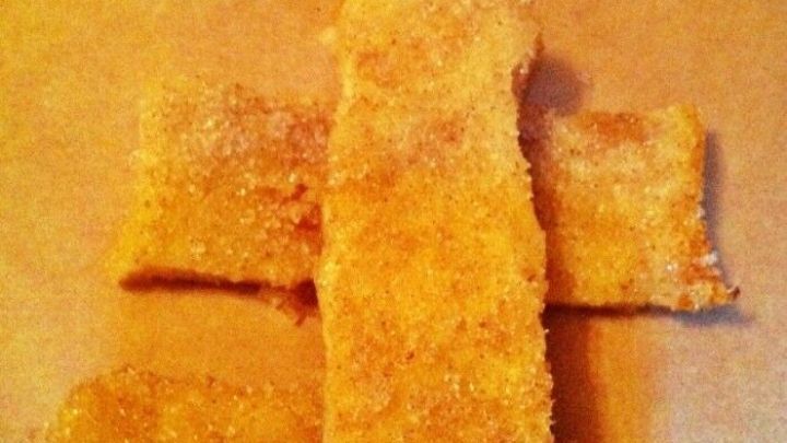 Einfrieren von French Toast St&auml;bchen, die goldbraun gebacken auf einem Backpapier liegen, bereit zum Servieren oder Lagern.