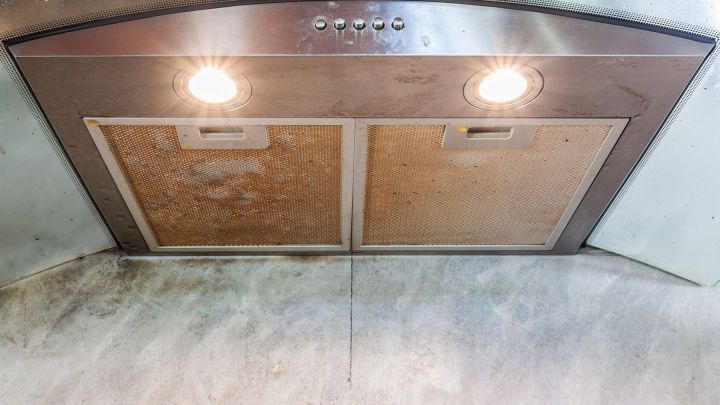 Die Dunstabzugshaube hat zwei Holzpaneele, die f&uuml;r die Entfernung von Fett und Nikotin in einer modernen K&uuml;che verantwortlich sind.