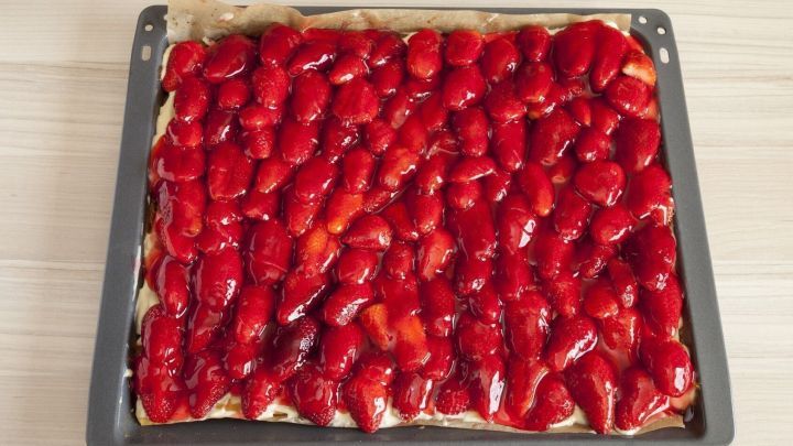 Marmorierter Erdbeerkuchen - supereinfach - Rezept | Frag Mutti