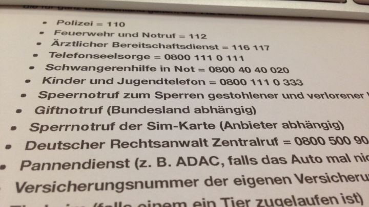 Eine Liste wichtiger Notrufnummern zeigt verschiedene Kontaktstellen f&uuml;r Notf&auml;lle und Dienstleistungen an.