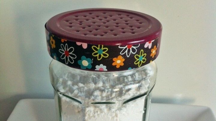 Ein Einmachglas mit einem bunten Deckel steht auf einem Teller und wird als Puderzuckerstreuer verwendet.
