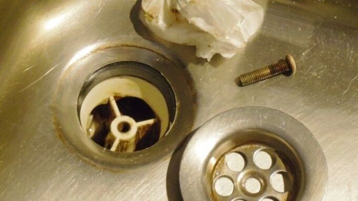 Sieb vom Spülbeckenabfluss abschrauben und reinigen | Frag Mutti