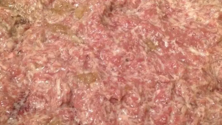 Hackfleisch, Knoblauch, Butter und Wasser werden zu einer streichbaren Masse verarbeitet.