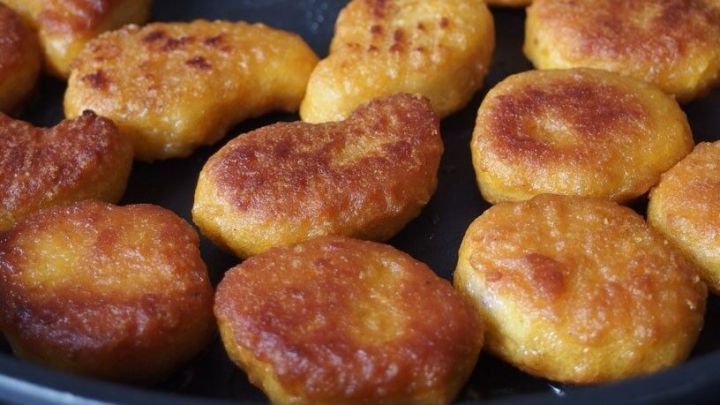 Knusprig panierte St&uuml;cke liegen auf einer Pfanne und wurden goldbraun gebraten, bereit zum Servieren.