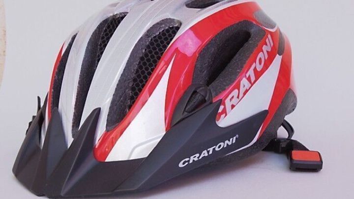 Ein Fahrradhelm liegt auf einer neutralen Oberfl&auml;che, bereit zum Aufsetzen, um Sicherheit beim Radfahren zu gew&auml;hrleisten.