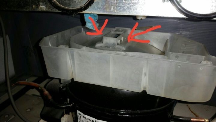 Ein K&uuml;hlschrankbereich mit einem abnehmbaren Teil, der gereinigt wird, um den unangenehmen Geruch zu beseitigen.