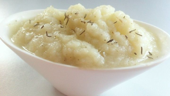 Ein cremiges Blumenkohlp&uuml;ree mit Thymian liegt in einer wei&szlig;en Schale und verleiht dem Gericht eine appetitliche Note.