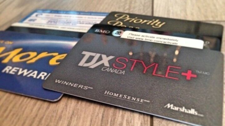 Alte Plastikkarten liegen auf einem Holztisch und dienen dazu, empfindliche Oberfl&auml;chen zu kratzen.