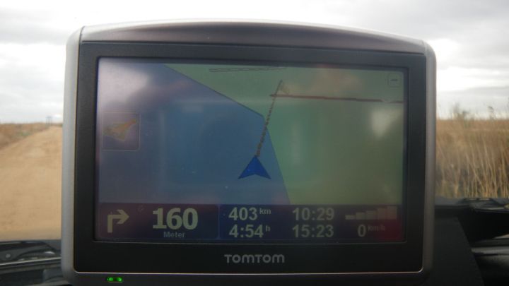 Ein Navigationsger&auml;t zeigt eine Route an, w&auml;hrend das Auto auf einer l&auml;ndlichen Stra&szlig;e in Spanien f&auml;hrt.