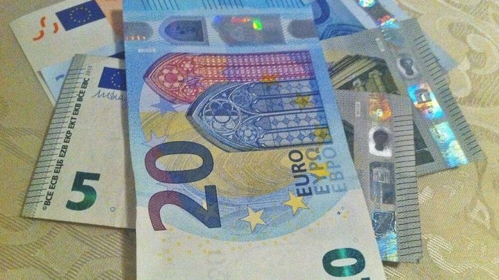 Ein Stapel Euro-Scheine liegt auf einem Tisch und symbolisiert clevere Tipps zum Geld sparen im Alltag.