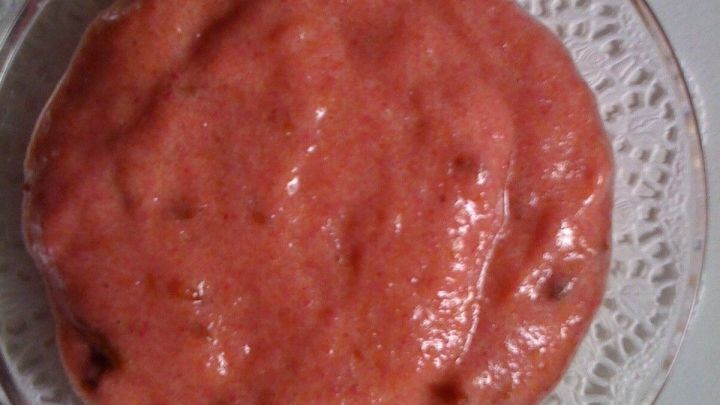 Eine runde, rosa Pflaumenspeise liegt auf einem wei&szlig;en Teller mit einem filigranen Rand, bereit zum Genie&szlig;en.