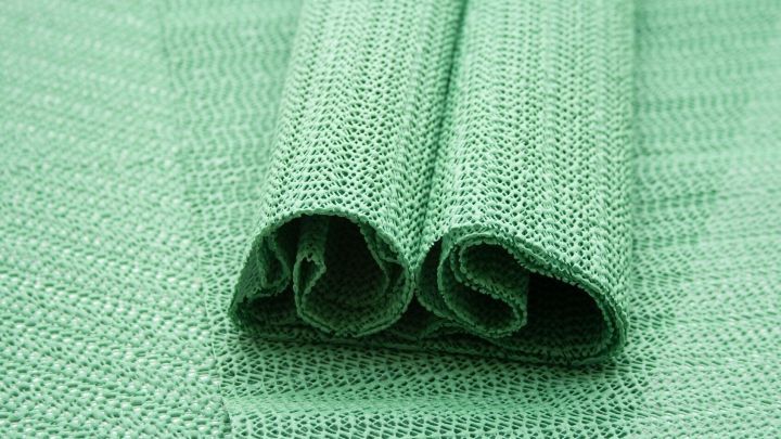 Zwei &uuml;bereinander liegende gr&uuml;ne Matratzen liegen stabil auf einer Unterlage und verrutschen nicht im Raum.