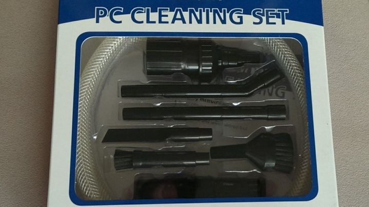 Ein Reinigungsset f&uuml;r N&auml;hmaschinen und Overlock ist in einer blauen Verpackung angeordnet und zeigt verschiedene Zubeh&ouml;rteile.