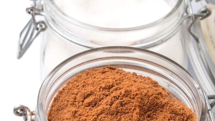 Drei Gl&auml;ser mit verschiedenen Pulvern, darunter Cappuccinopulver, stehen nebeneinander auf einem Tisch.