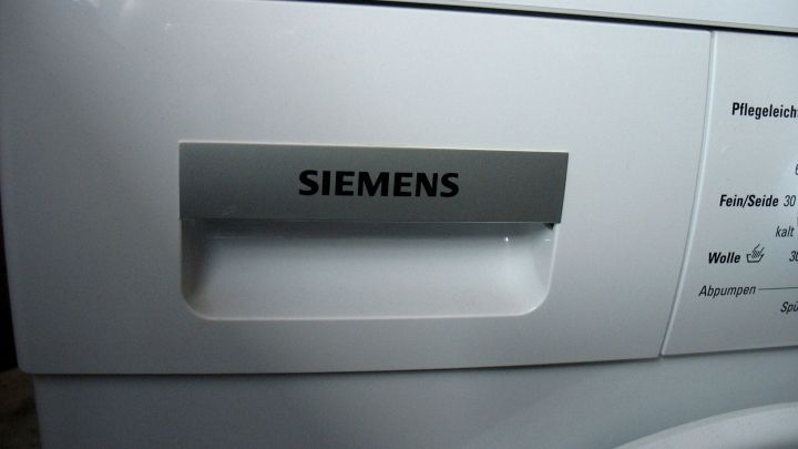 Ein Waschmaschinen-Einsp&uuml;lfach von Siemens, in einem modernen Badezimmer, bereit zur gr&uuml;ndlichen Reinigung.