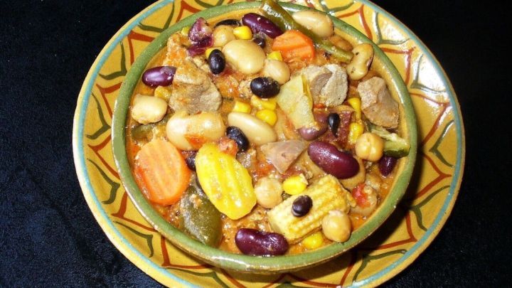 Eine bunt belegte Sch&uuml;ssel mit 'Dosenbohnensuppe' und Fleisch zeigt eine Mischung aus Bohnen und Gem&uuml;se in einer freundlichen Umgebung.