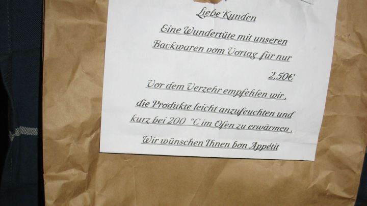 Eine braune Papiert&uuml;te steht auf einem Stuhl, beschriftet mit Informationen &uuml;ber Brot und Br&ouml;tchen aus der Wundert&uuml;te.