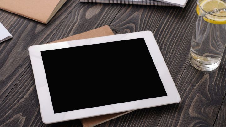 Ein Tablet liegt auf einem Tisch und wartet darauf, WhatsApp installiert zu werden, um die Nutzung zu erleichtern.