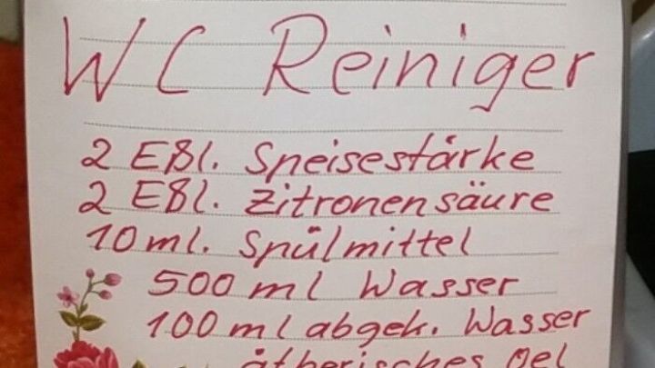 Eine Flasche mit selbstgemachtem WC-Reiniger steht auf einer Oberfl&auml;che, beschriftet mit Inhaltsstoffen und Anweisungen.