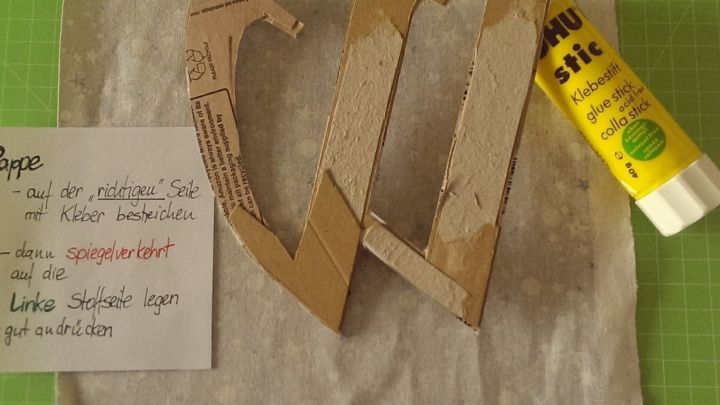Das &bdquo;W&ldquo; spiegelverkehrt auf d&uuml;nnen Karton pausen und exakt ausschneiden