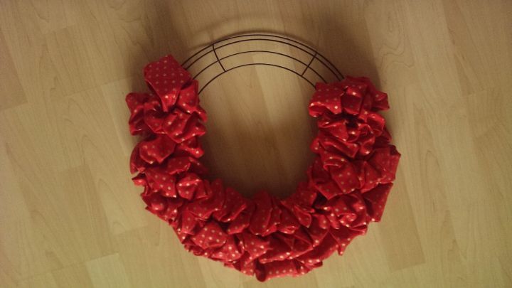 Weihnachtlichen T&uuml;rkranz mit Endlos-Schr&auml;gband herstellen