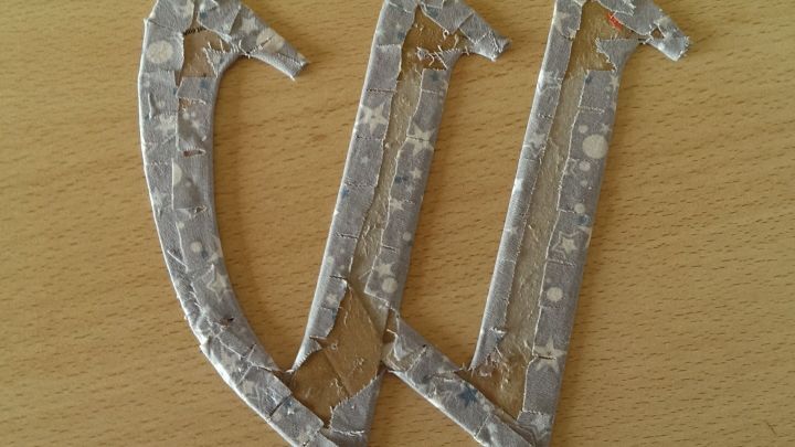 Buchstabenrand auf der R&uuml;ckseite abschnittsweise mit Kleber bestreichen und einzeln festdr&uuml;cken