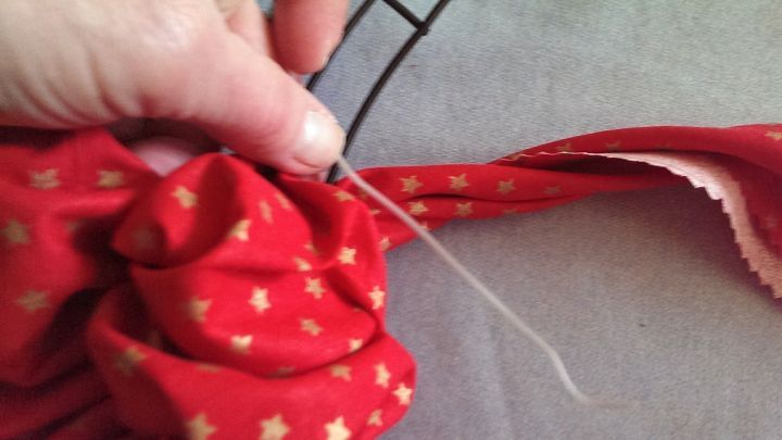 Schr&auml;gstreifen mit einem Draht am Kranz sichern