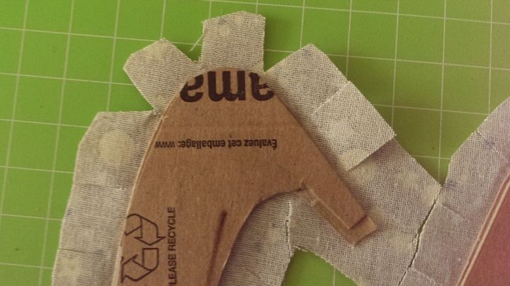 An allen geraden Kanten: im Abstand von ca. 1 cm in die NZ bis 1 mm an die Pappe heran nur einschneiden (so wie wenn man ein Blatt Papier zerschneidet).