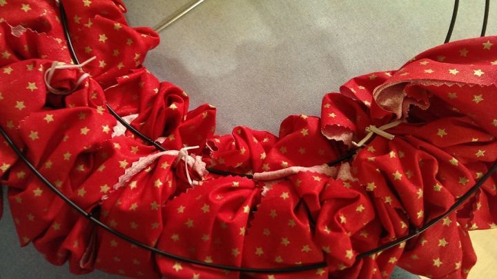 Nach mehreren Reihen sieht der Kranz schon ganz sch&ouml;n gut bef&uuml;llt aus