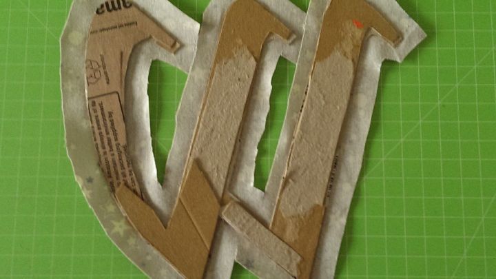 Entlang der Papp-Kontur den &uuml;bersch&uuml;ssigen Stoff mit 1cm Nahtzugabe zuschneiden.